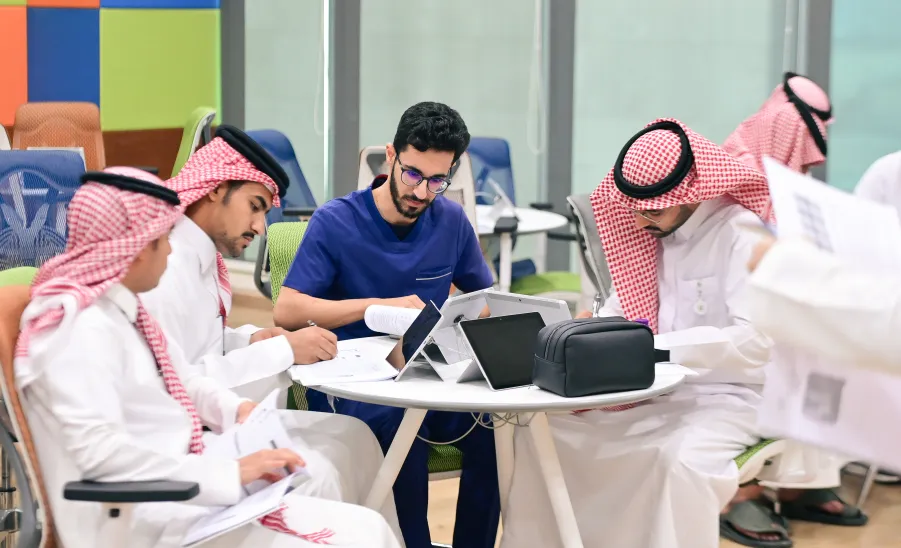 أكاديمية التواصل الحضاري للتدريب بمركز الملك عبدالعزيز للتواصل الحضاري تقيم برنامجاً لطلبة الجامعة - جانباً من حضور طلاب الجامعة في برنامج المناظرات للجامعات