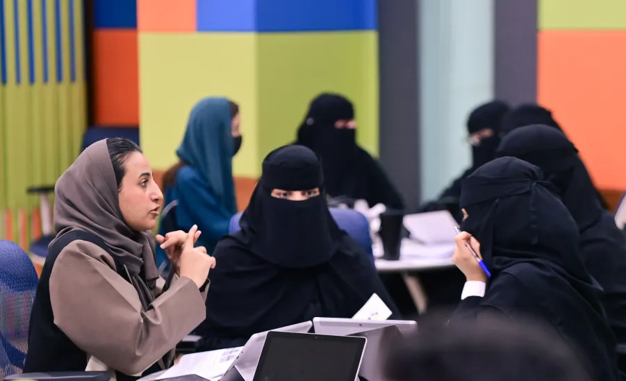 أكاديمية التواصل الحضاري للتدريب بمركز الملك عبدالعزيز للتواصل الحضاري تقيم برنامجاً لطلبة الجامعة - جانباً من حضور طالبات الجامعة في برنامج المناظرات للجامعات