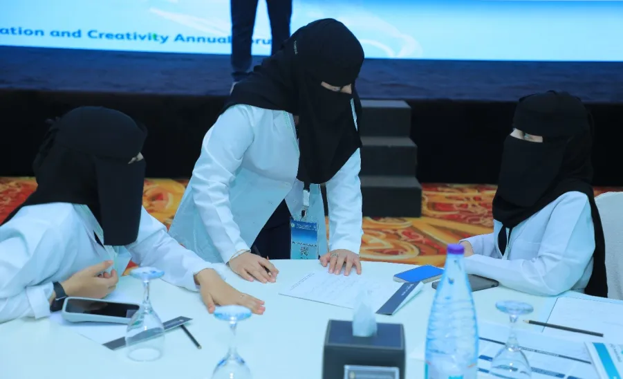 A group of students from the College of Nursing participates in the Second Annual Forum for Innovation and Creativity 2024 -  مشاركة طلاب كلية التمريض في الملتقى السنوي الثاني للابتكار والإبداع 2024 للإدارة العامة للخدمات الصحية بوزارة الدفاع
