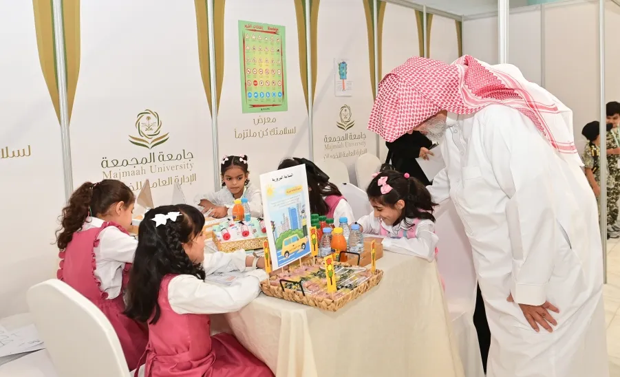 الرئيس التنفيذي للكلية التطبيقية يسلّم ميثاق تعزيز أهمية السلامة المرورية لعميدة كلية التمريض - ورشة عمل 