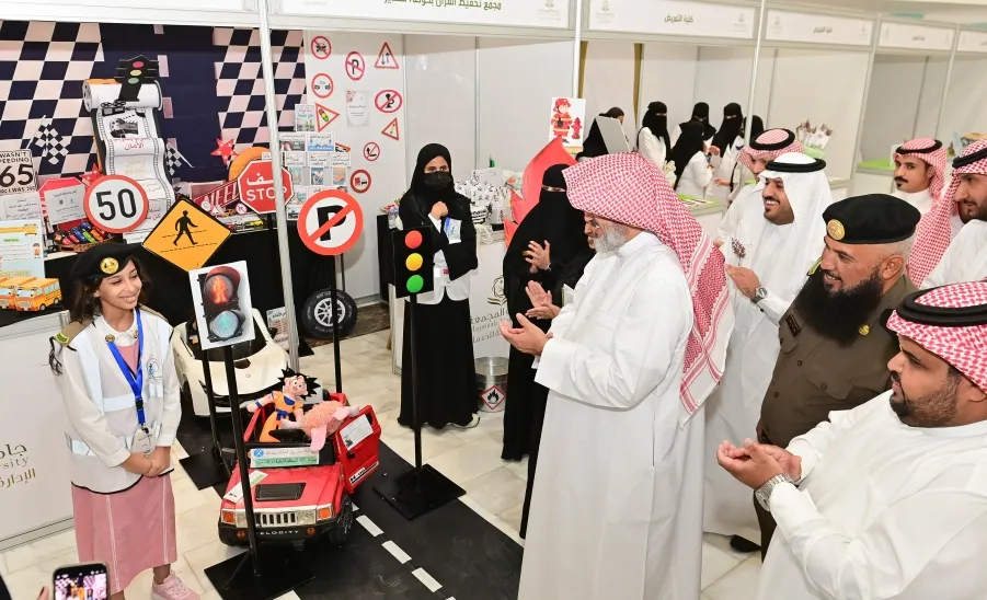 الرئيس التنفيذي للكلية التطبيقية يسلّم ميثاق تعزيز أهمية السلامة المرورية لعميدة كلية التمريض - ورشة عمل 