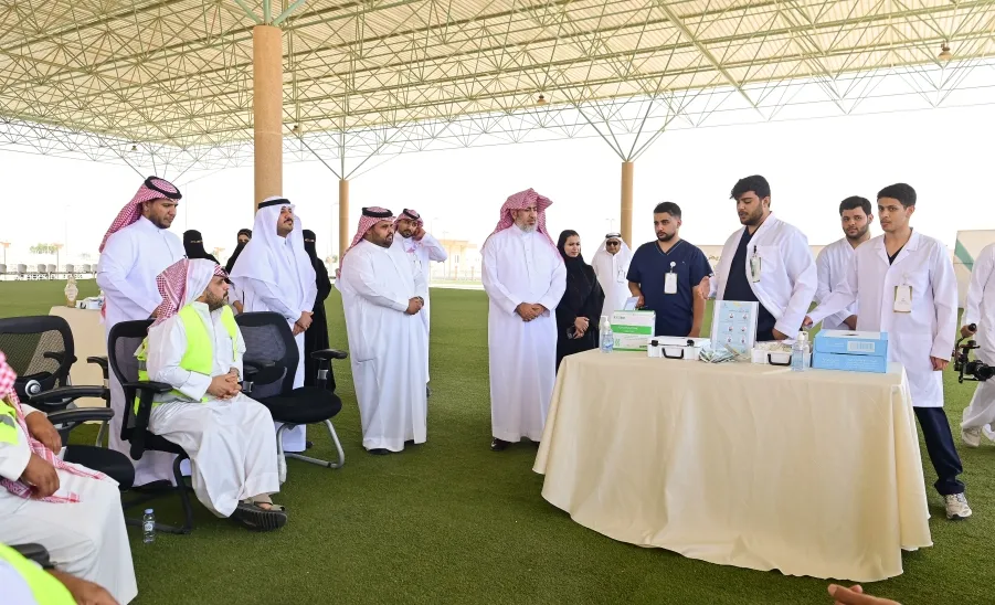 الرئيس التنفيذي للكلية التطبيقية يسلّم ميثاق تعزيز أهمية السلامة المرورية لعميدة كلية التمريض - ورشة عمل 