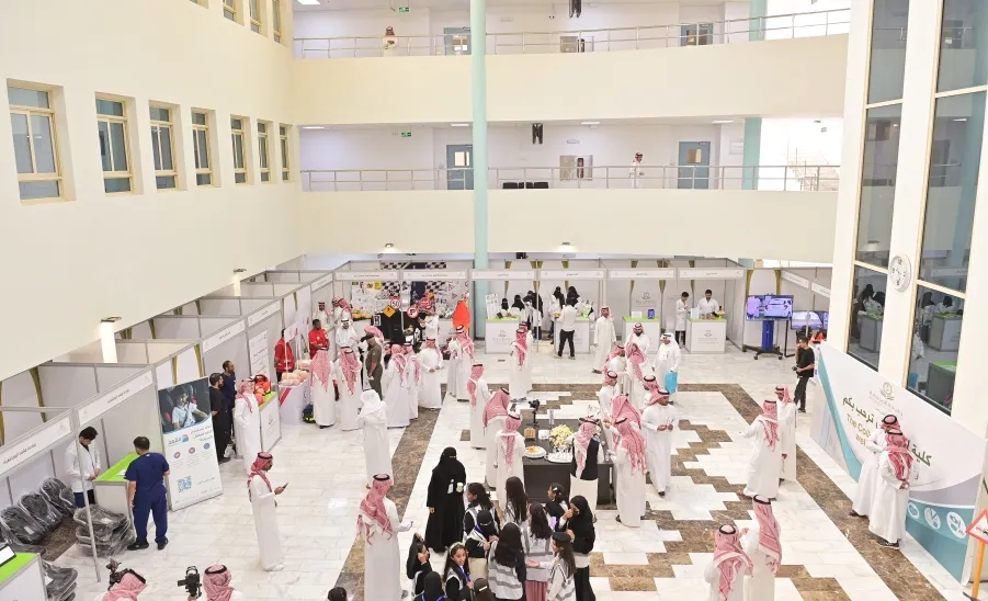 الرئيس التنفيذي للكلية التطبيقية يسلّم ميثاق تعزيز أهمية السلامة المرورية لعميدة كلية التمريض - ورشة عمل 