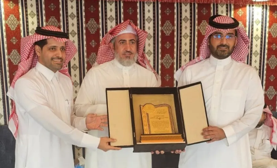 منسوبو إدارة المشروعات والتشغيل والصيانة يودعون المهندس محمد بن دخيل الله المطيري - صورة