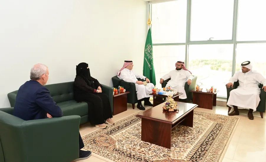 The Deanship welcomes a member of the final mock visit team to renew the institutional accreditation - زياره٤