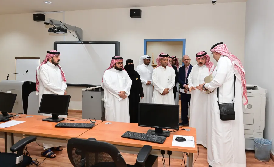 The Deanship welcomes a member of the final mock visit team to renew the institutional accreditation - زياره٣