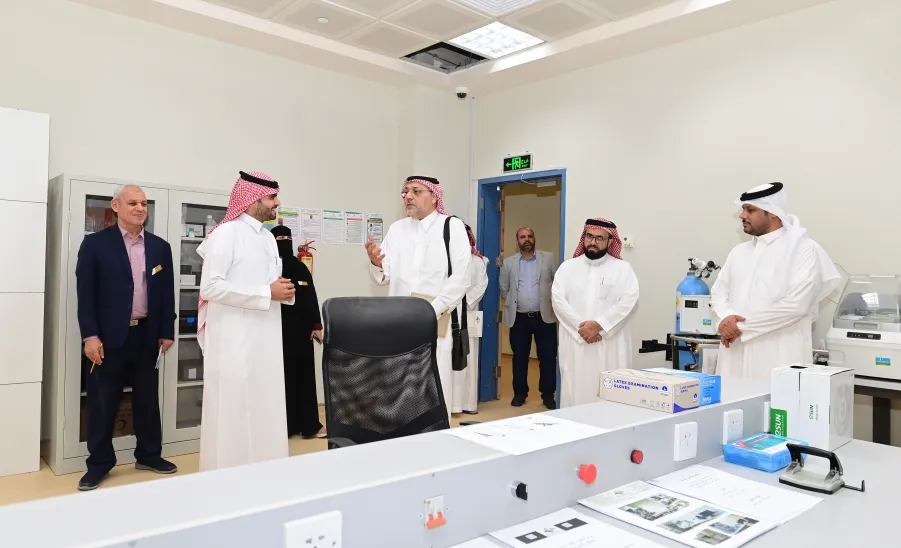 The Deanship welcomes a member of the final mock visit team to renew the institutional accreditation - زياره١