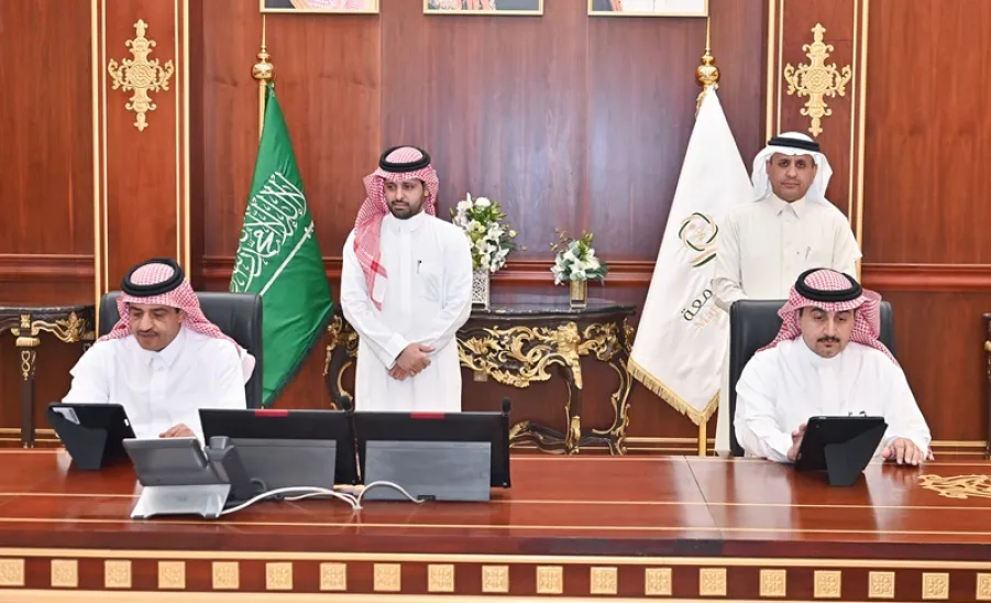 الجامعة توقع عقوداً إنشائية وتشغيلية مع عدد من الجهات - توقيع رئيس جامعة المجمعة 