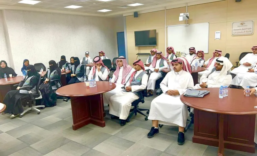 The CEO of Applied College conducts a meeting with members of the Student Advisory Council  -  اجتماع الطلاب الاستشاري الطلابي 