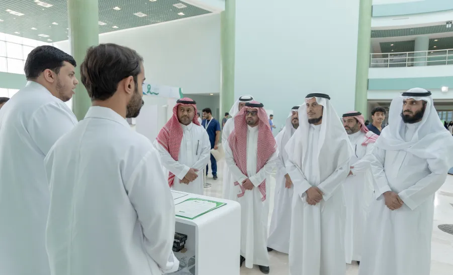 MU CELEBRATES THE WORLD MENTAL HEALTH DAY 2024 - وكيل الجامعة للشؤون التعليمية يتجول في معرض الصحة النفسية 