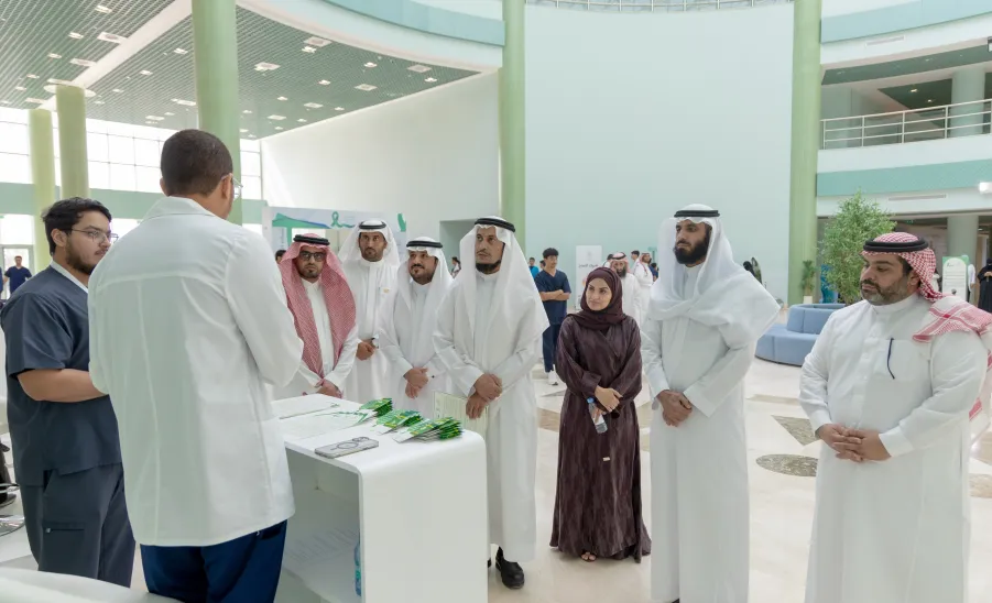 MU CELEBRATES THE WORLD MENTAL HEALTH DAY 2024 - وكيل الجامعة للشؤون التعليمية يتجول في معرض الصحة النفسية 