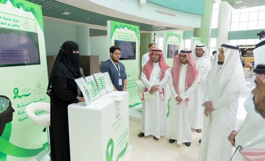 MU CELEBRATES THE WORLD MENTAL HEALTH DAY 2024 - وكيل الجامعة للشؤون التعليمية يتجول في معرض الصحة النفسية 