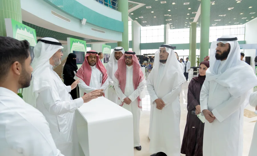 MU CELEBRATES THE WORLD MENTAL HEALTH DAY 2024 - وكيل الجامعة للشؤون التعليمية يتجول في معرض الصحة النفسية 