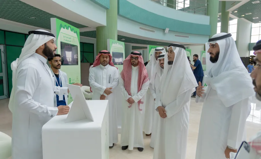 MU CELEBRATES THE WORLD MENTAL HEALTH DAY 2024 - وكيل الجامعة للشؤون التعليمية يتجول في معرض الصحة النفسية 