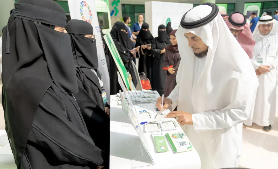 MU CELEBRATES THE WORLD MENTAL HEALTH DAY 2024 - وكيل الجامعة للشؤون التعليمية يتجول في معرض الصحة النفسية 