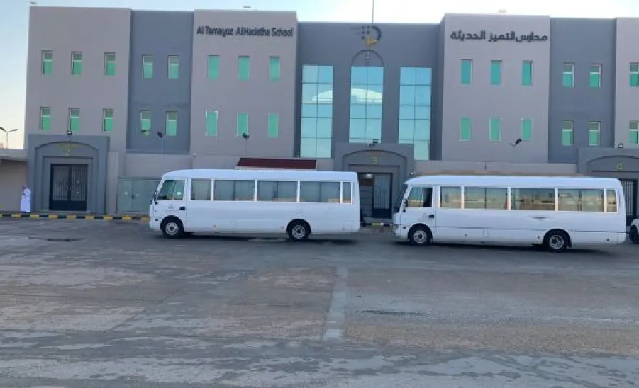 بمناسبة اليوم العالمي للطفل : الجامعة تساهم بتقديم خدمات النقل لعدد من مدارس التعليم العام  - 1