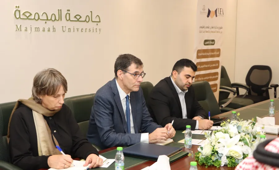 A DELEGATION OF EAST ANGLIA UNIVERSITY VISITS MU TO SEEK MEANS OF COOPERATION BETWEEN TWO SIDES - #