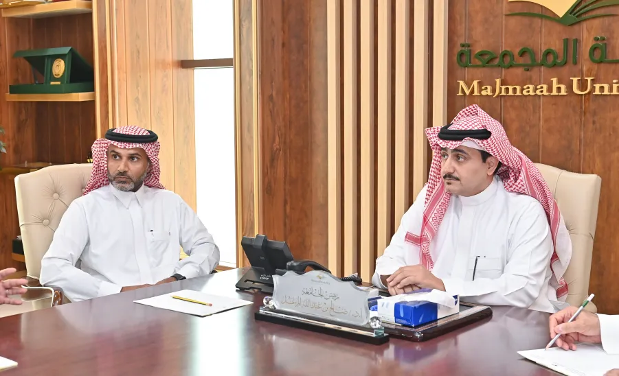 MU LAUNCHES ITS BUSINESS INCUBATOR AND CO-WORKING SPACE TO PROMOTE ENTREPRENEURSHIP AND INNOVATION - رئيس جامعة المجمعة مع وكيل الجامعة للدراسات العليا والبحث العلمي 