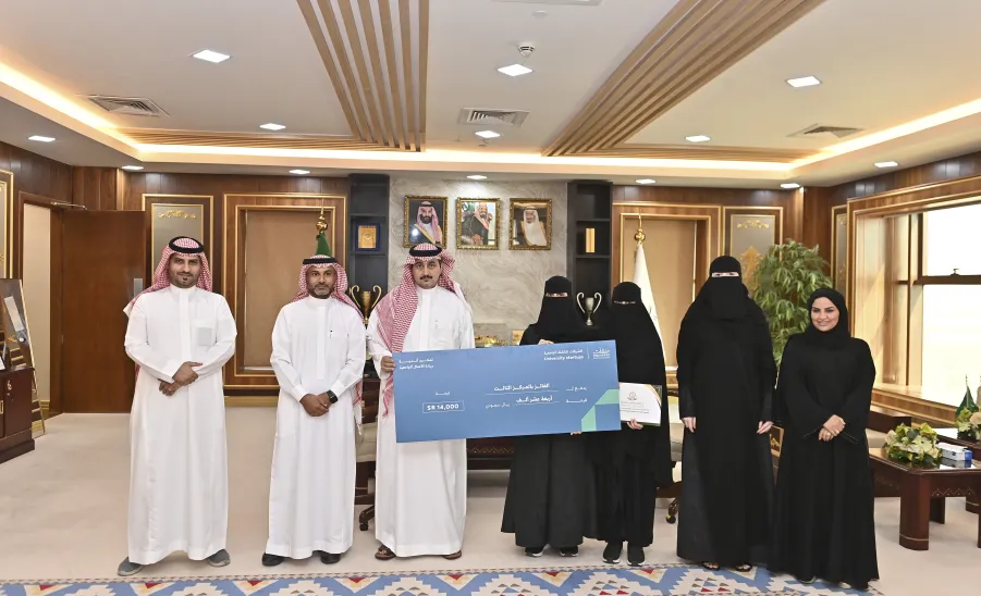 MU RECTOR HONORS STUDENTS WHO PARTICIPATED IN THE ENTREPRENEURSHIP CLUBS EMPOWERMENT CAMP - جامعة المجمعة