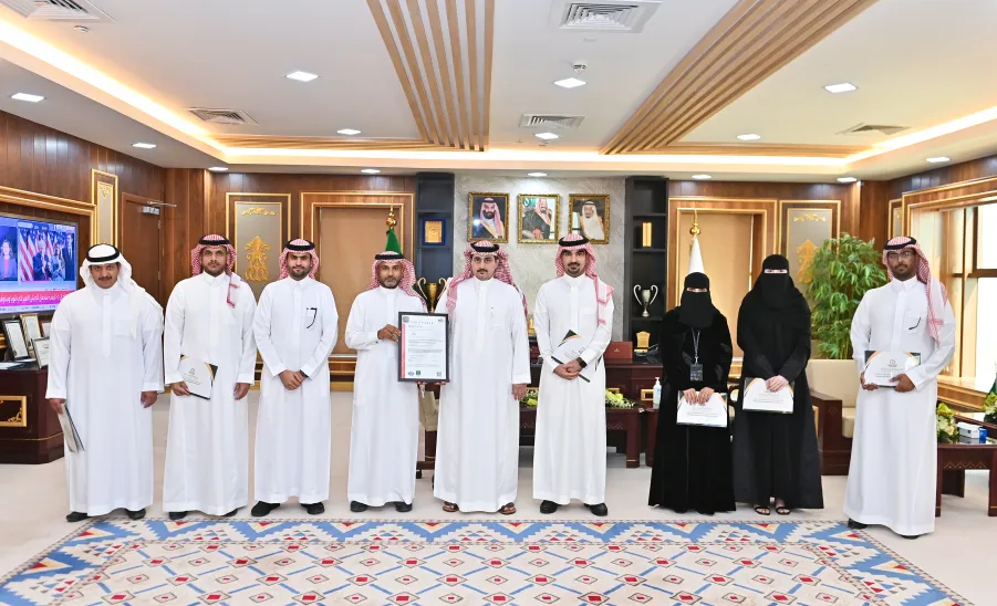 THE VICE-RECTOR'S OFFICE FOR POSTGRADUATE STUDIES AND SCIENTIFIC RESEARCH EARNS ISO ISO 2015:9001 - رئيس جامعة المجمعة يكرم الفائزين بالشهادة الدولية الآيزو 2015:9001