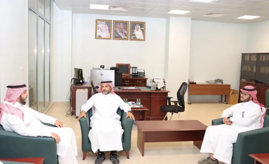 The Vice-Rector for Postgraduate Studies and Scientific Research visits the Archives and Record Center -  .