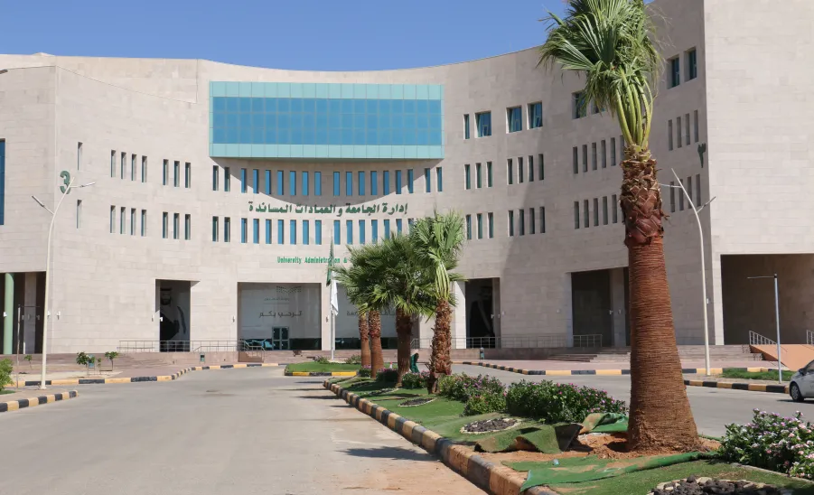 The General Administration of Projects, Operation and Maintenance renovates the College Complex Garden in Majmaah - صورة