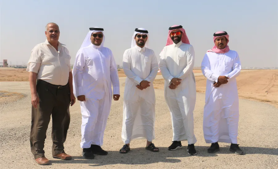 The General Administration of Projects hands over the location of the investment hospital project to Rakaez International Company - صورة 