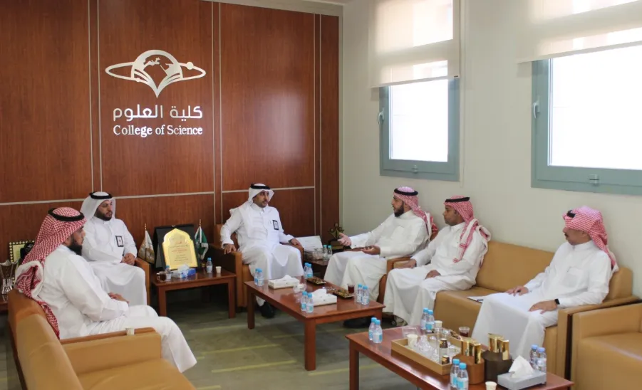 A team of the Archives & Records Center visits the College of Sciences in Zulfi
 -  .