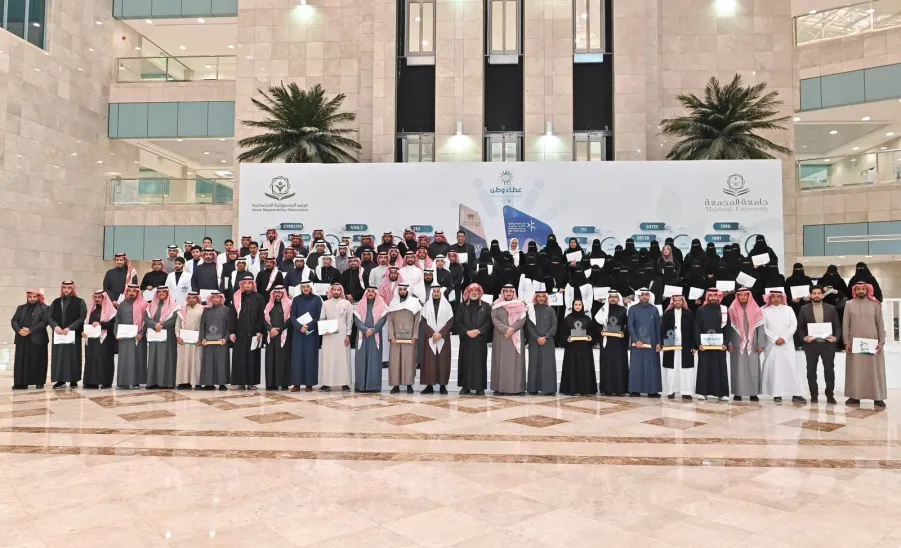 سعادة رئيس الجامعة يكرم عدد من منسوبي الإدارة العامة للمشروعات والتشغيل والصيانة لدعمهم في العمل التطوعي - صورة 