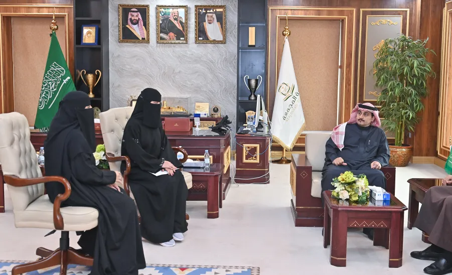  رئيس الجامعة يكرم طلبة الجامعة نظير تحقيقهم 4 جوائز  - رئيس الجامعة يلتقي المحتفى بهم
