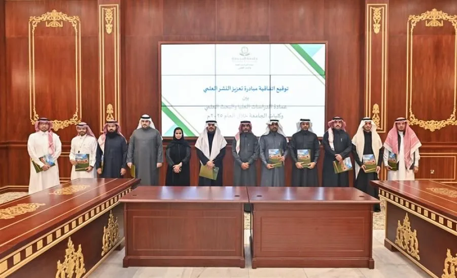 وكيل الجامعة للدراسات العليا والبحث العلمي يدشن البرامج البحثية المدعومة من الجامعة للعام 2025 م - توقيع 