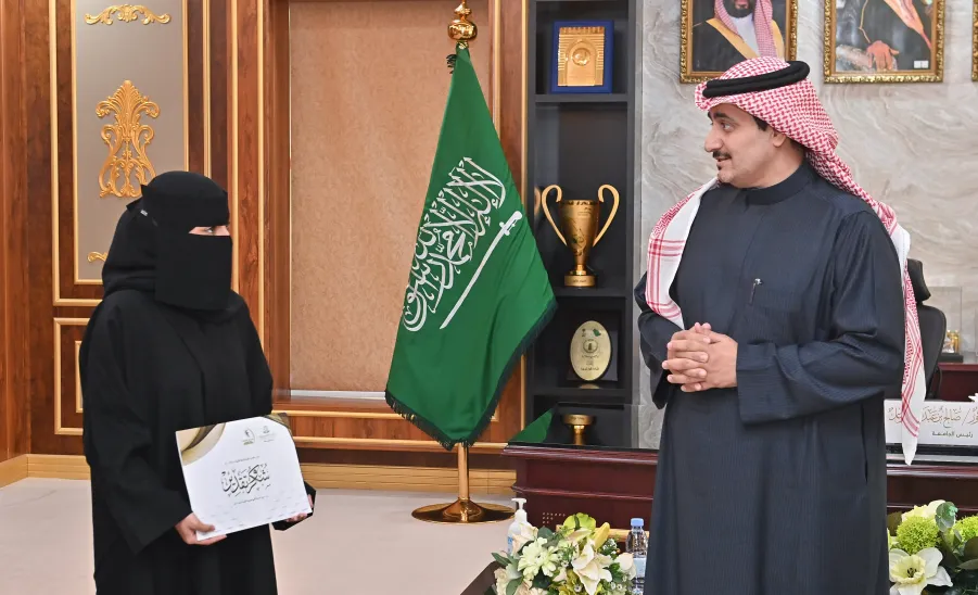  رئيس الجامعة يكرم طلبة الجامعة نظير تحقيقهم 4 جوائز  - رئيس الجامعة يلتقي المحتفى بهم