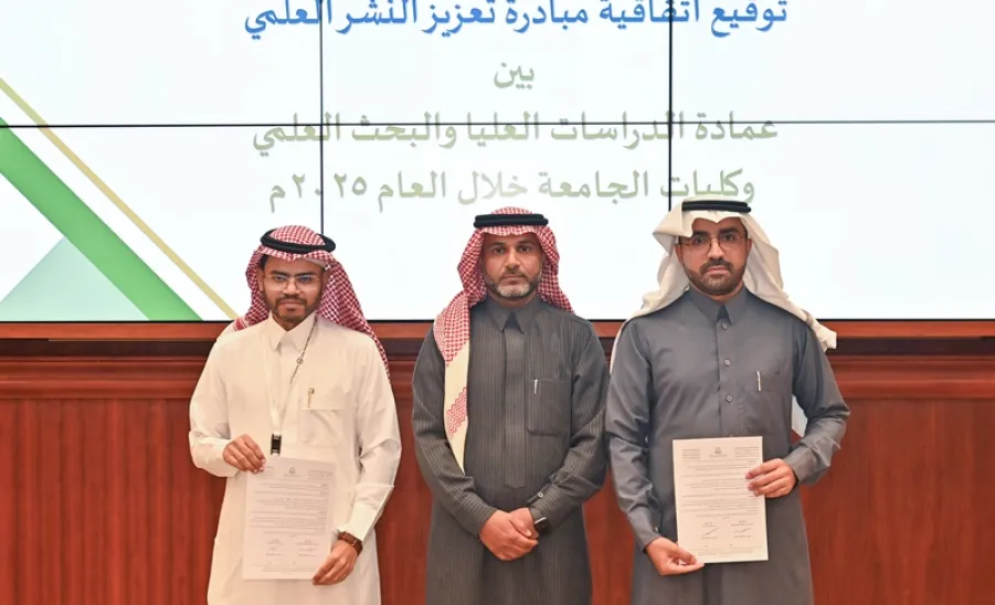 وكيل الجامعة للدراسات العليا والبحث العلمي يدشن البرامج البحثية المدعومة من الجامعة للعام 2025م - جانب من توقيع الاتفاقيات