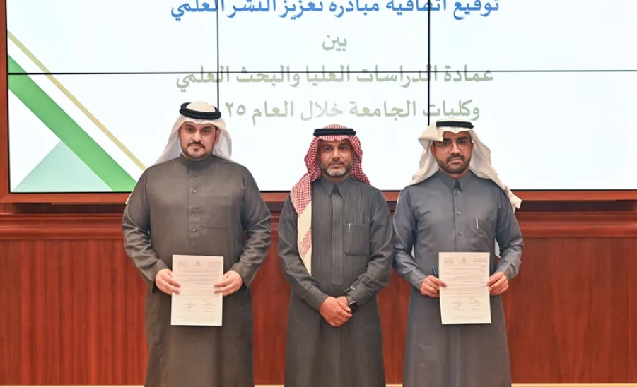 وكيل الجامعة للدراسات العليا والبحث العلمي يدشن البرامج البحثية المدعومة من الجامعة للعام 2025م - جانب من توقيع الاتفاقيات