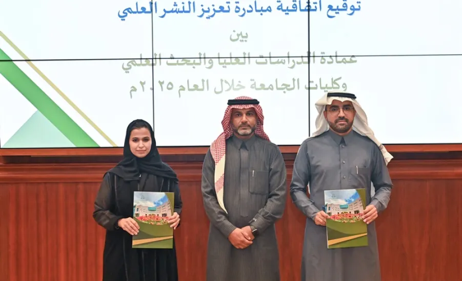 وكيل الجامعة للدراسات العليا والبحث العلمي يدشن البرامج البحثية المدعومة من الجامعة للعام 2025م - جانب من توقيع الاتفاقيات