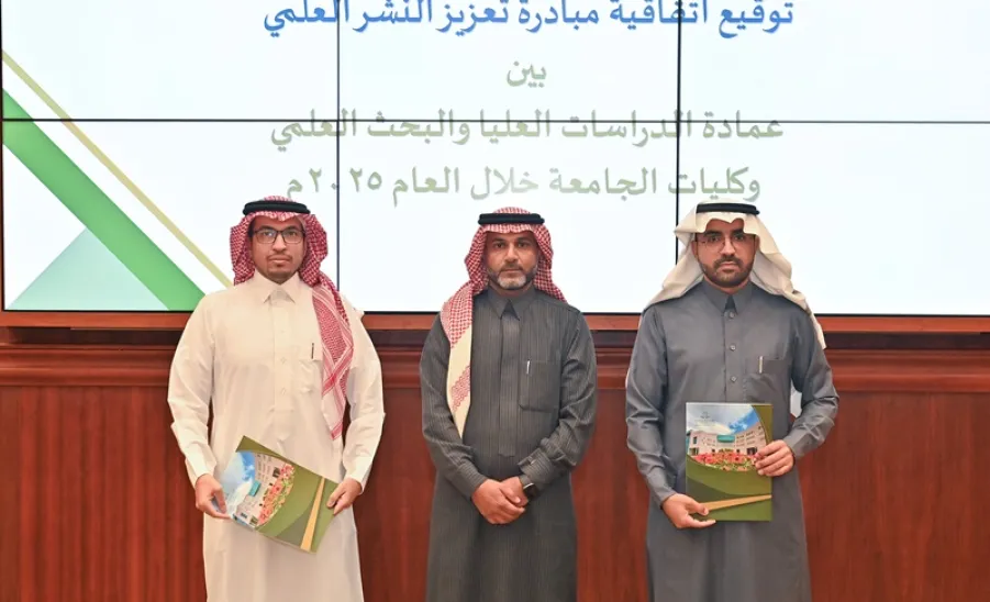 وكيل الجامعة للدراسات العليا والبحث العلمي يدشن البرامج البحثية المدعومة من الجامعة للعام 2025م - جانب من توقيع الاتفاقيات
