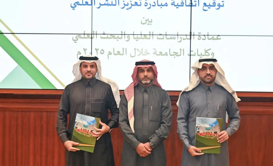 وكيل الجامعة للدراسات العليا والبحث العلمي يدشن البرامج البحثية المدعومة من الجامعة للعام 2025م - جانب من توقيع الاتفاقيات