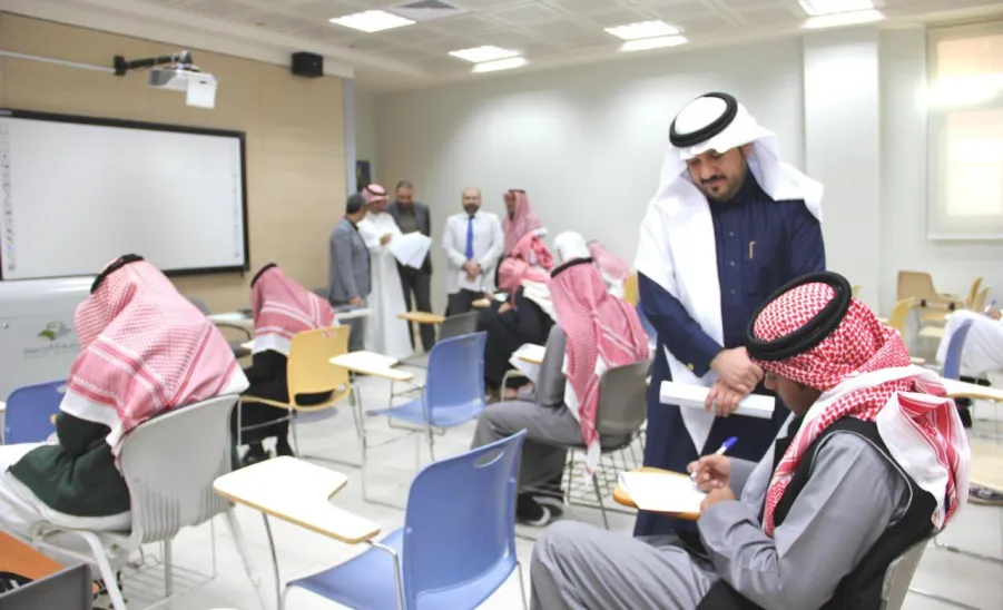 The CEO of the Applied College on a tour of inspection to final exams classrooms  -  اختبار 