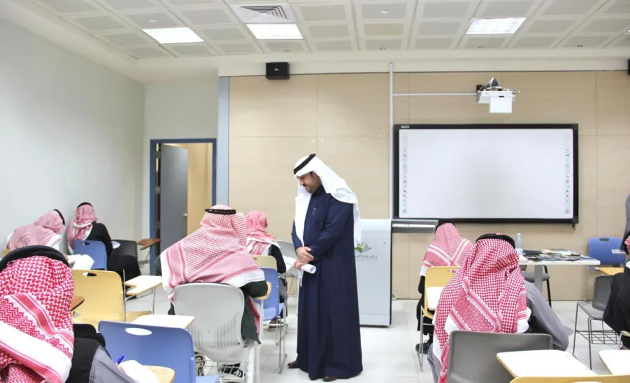 The CEO of the Applied College on a tour of inspection to final exams classrooms  -  اختبار 