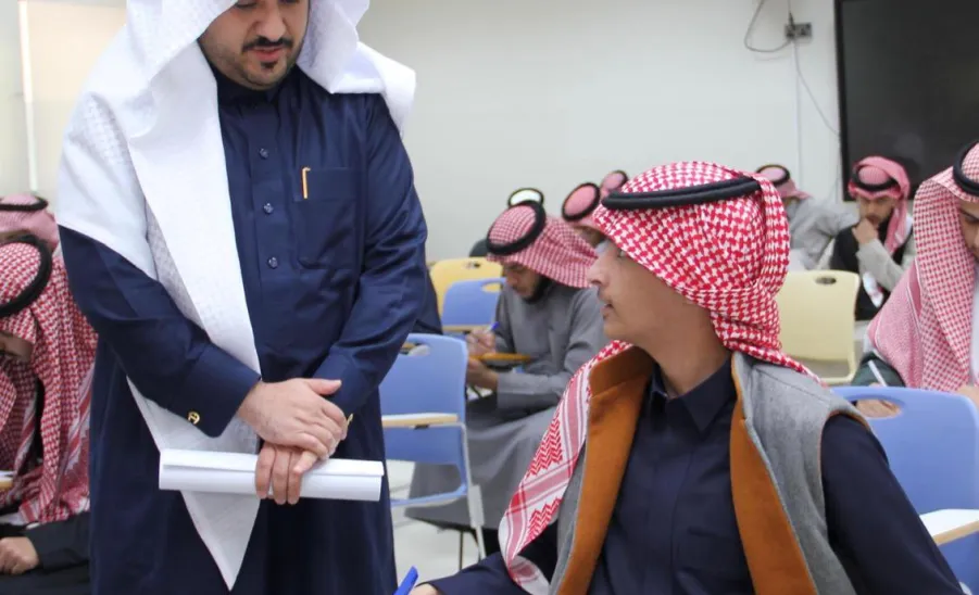 The CEO of the Applied College on a tour of inspection to final exams classrooms  -  اختبار 
