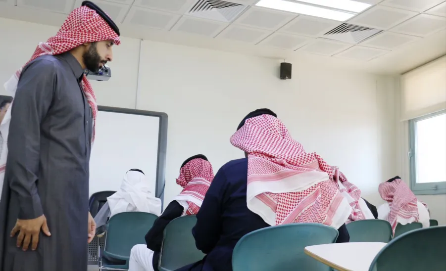 Executive directors of the Applied College conduct tour of inspection during first semester exams  - الاختبارات 