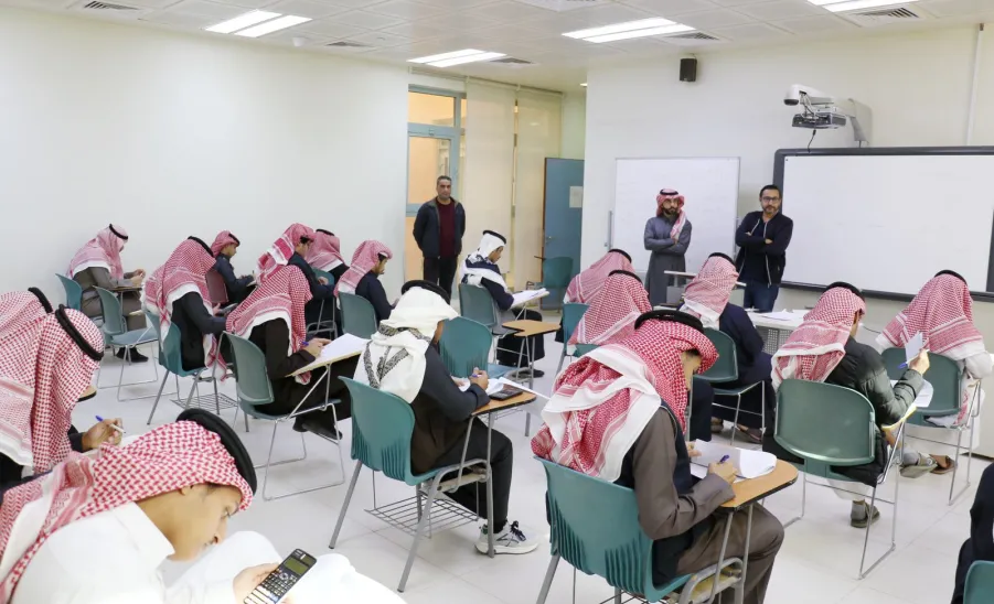 Executive directors of the Applied College conduct tour of inspection during first semester exams  - الاختبارات 