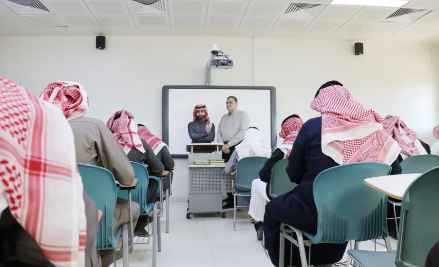 Executive directors of the Applied College conduct tour of inspection during first semester exams  - الاختبارات 
