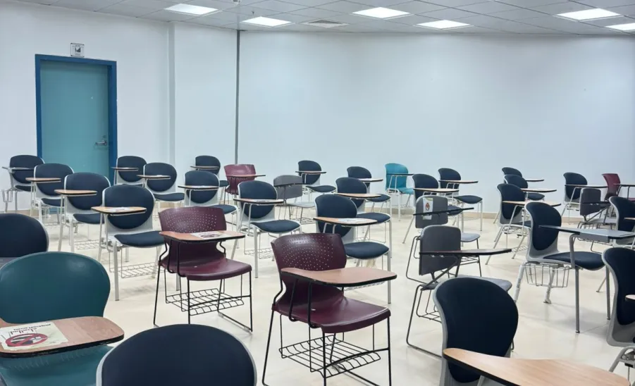 Executive directors of the Applied College conduct tour of inspection during first semester exams  - الاختبارات 