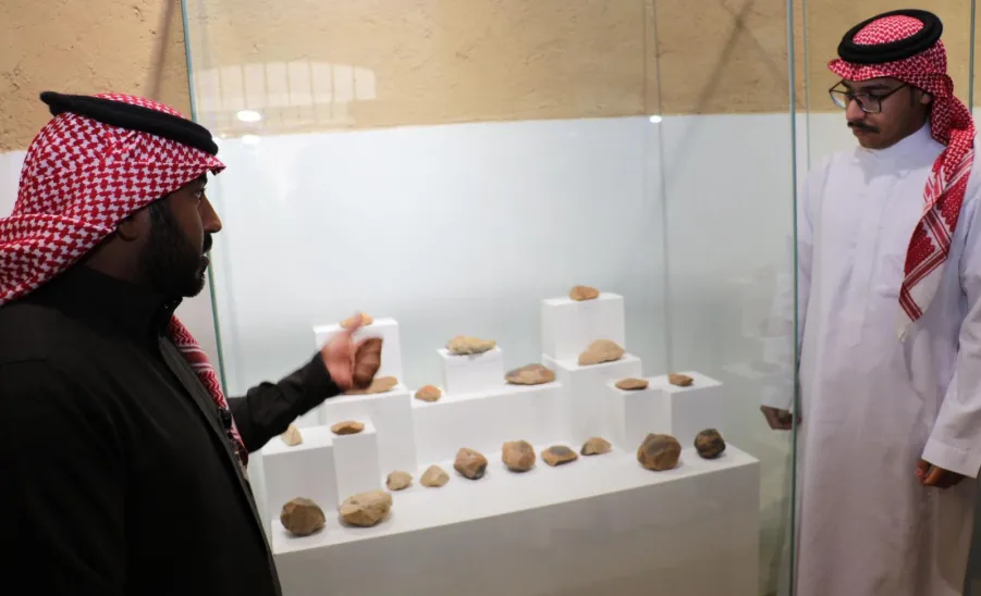 Students of Applied College visit the Emirate Palace in the Heritage Village in Ghat - زيارة قصر الغاط 