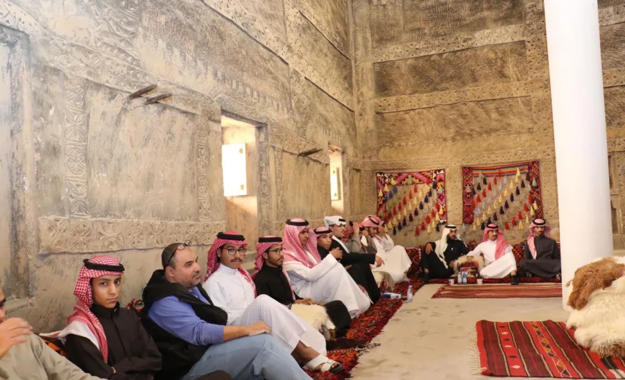 Students of Applied College visit the Emirate Palace in the Heritage Village in Ghat - زيارة قصر الغاط 