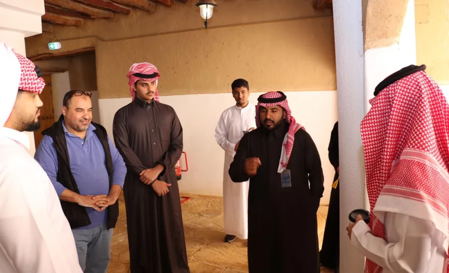 Students of Applied College visit the Emirate Palace in the Heritage Village in Ghat - زيارة قصر الغاط 