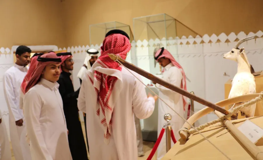 Students of Applied College visit the Emirate Palace in the Heritage Village in Ghat - زيارة قصر الغاط 