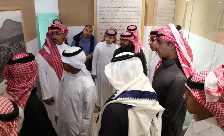Students of Applied College visit the Emirate Palace in the Heritage Village in Ghat - زيارة قصر الغاط 