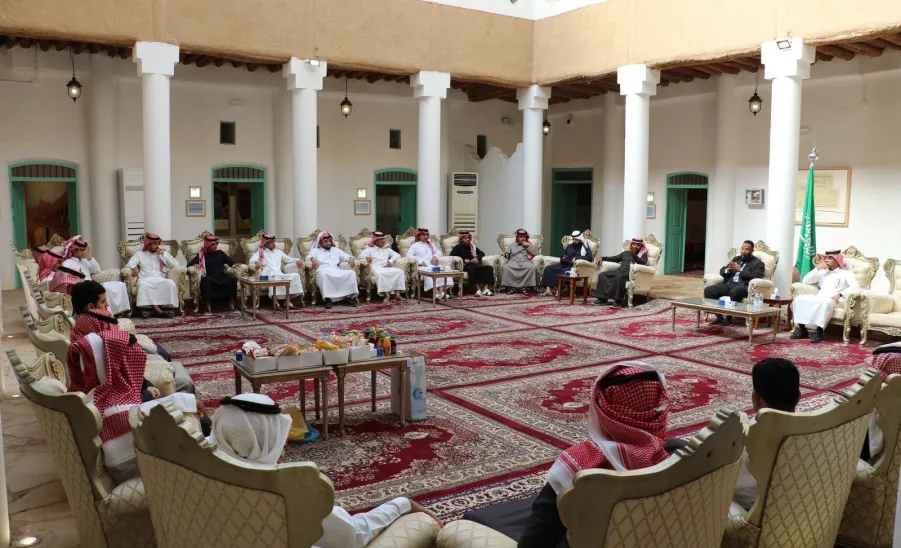 Students of Applied College visit the Emirate Palace in the Heritage Village in Ghat - زيارة قصر الغاط 